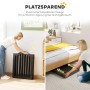 Schwarzes PawHut Hunde-Absperrgitter aus MDF, zusammenklappbar. Eine Frau faltet es und schiebt es unter ein Bett zur Lagerung.