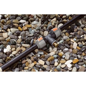 Gardena Entwässerungsventil mit 19-mm-Gewinde (3/4) für Sprinkler-Systeme auf Kiesbett.