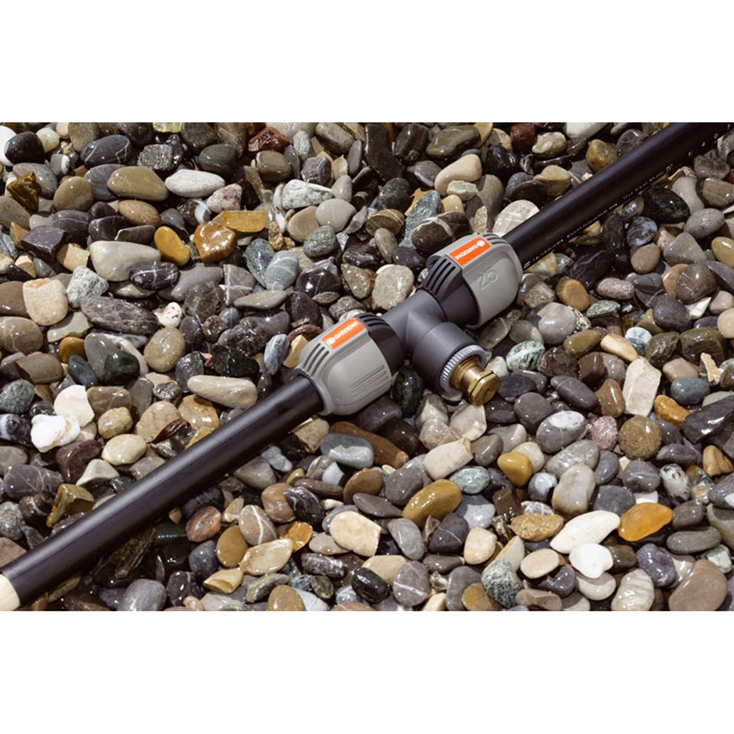 Gardena Entwässerungsventil mit 19-mm-Gewinde (3/4) für Sprinkler-Systeme auf Kiesbett.