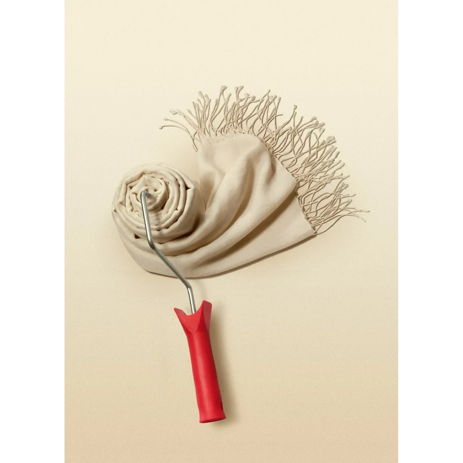 Schöner Wohnen Trendfarbe Cashmere Farbtester mit Pinsel und Farbrolle auf farbigem Untergrund.