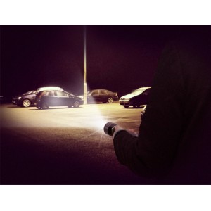 Energizer LED-Taschenlampe Vision HD Focus im Einsatz auf Parkplatz, leuchtstark.