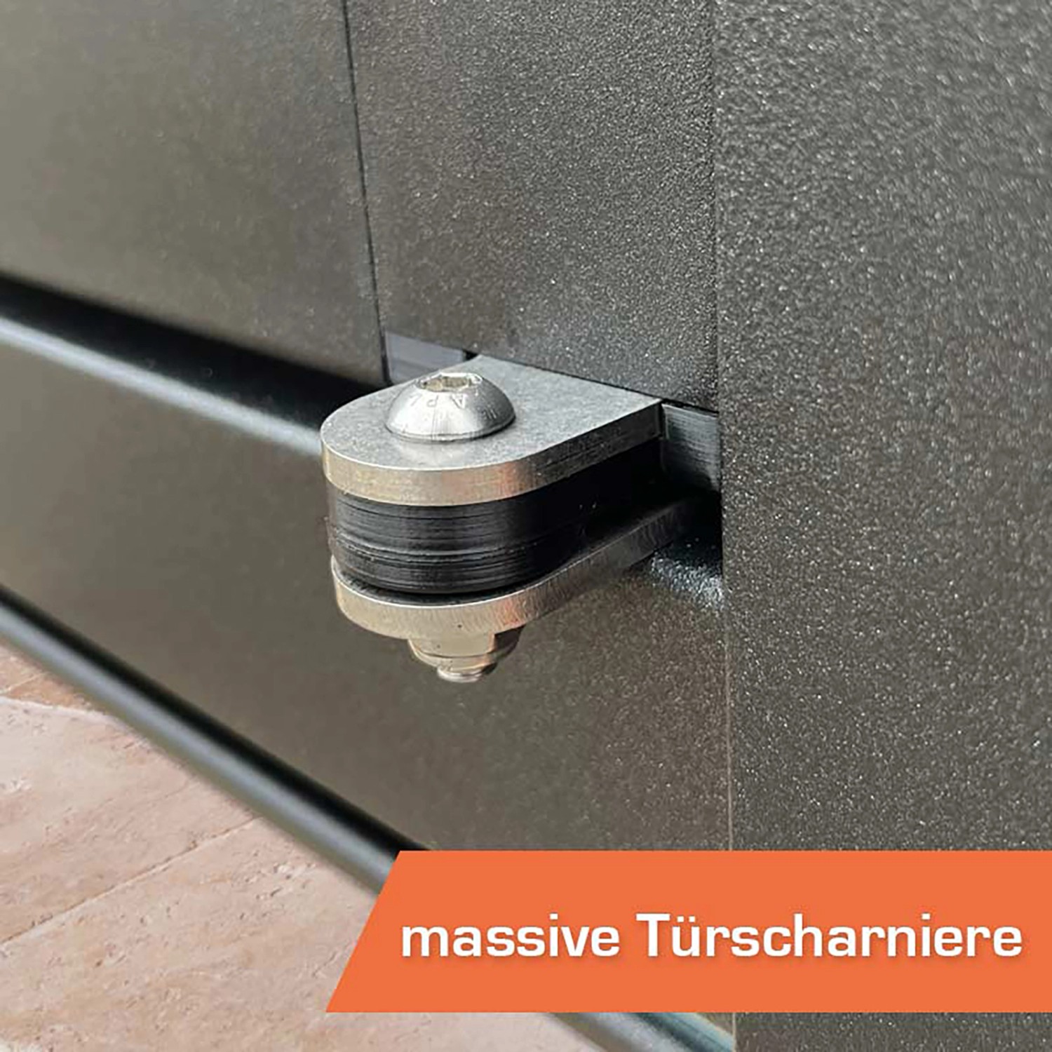 Detailaufnahme: Massive Türscharniere am SunElements Gartenhaus in Anthrazit-Metallic.