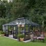 Juliana Gewächshaus Grand Oase 25 in Schwarz-Anthrazit. Begehbares Glas-Gewächshaus mit Doppeltür im Garten.