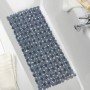 Anthrazitfarbene Wenko Wanneneinlage Paradise mit Noppenstruktur in Badewanne.