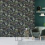 Raumansicht mit dunkler Vliestapete Adilah mit Dschungelmotiven, Kategorie Dekorative Tapeten.