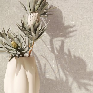 Marburg Vliestapete Uni Textiloptik Creme mit Protea-Blume in Vase.