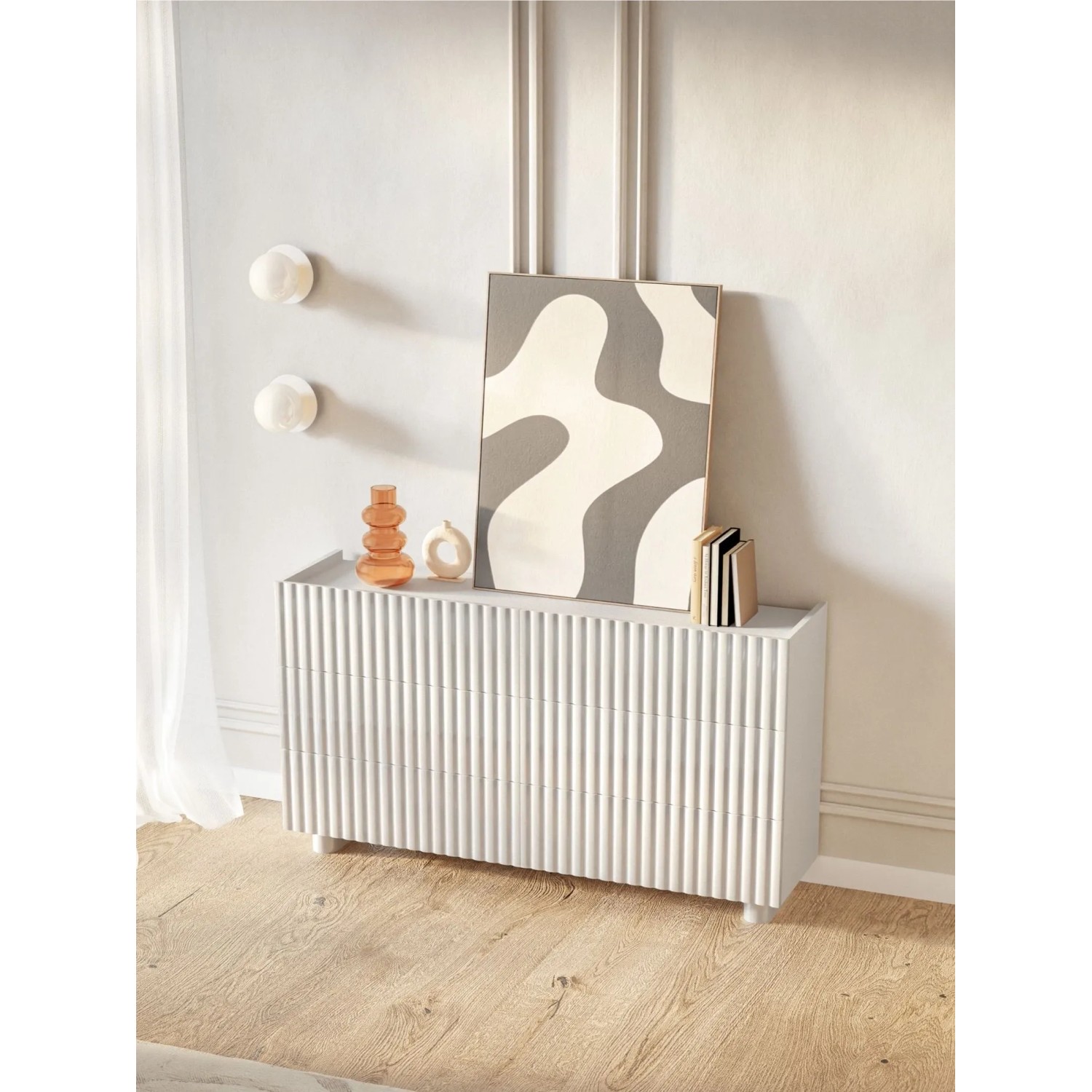 Matte weiße Selsey Fiorra Kommode mit sechs geriffelten Schubladen und ovalen Füßen, modernes Design.