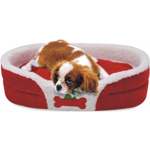 Rotes Heim Haustierbett mit weihnachtlichem Knochen-Motiv und Hund der Größe M.