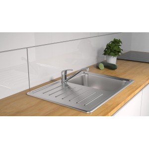 Küchenarmatur Athos Plus Chrom an Spüle montiert.