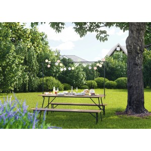 Ausziehbarer, schwarzer Gartentisch Punco mit Bänken und Lichterkette im Garten.