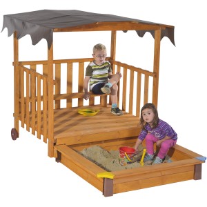 Gaspo Spielhaus mit Sandkasten (220x133cm) aus Kiefernholz mit Dach und zwei Kindern beim Spielen.