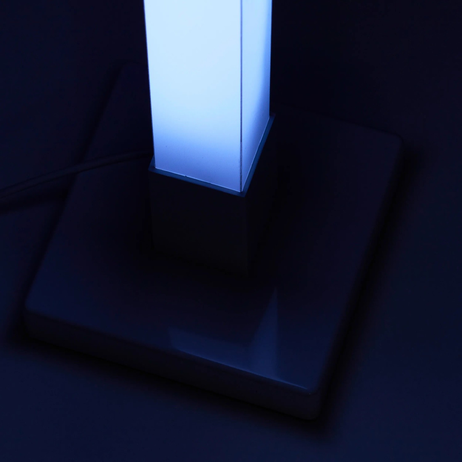 Detailaufnahme der weißen LED-Standleuchte Neele mit RGB + CCT Funktion, Design-Stehlampe.