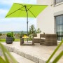 Apfelgrüner Schneider Marktschirm (210x130 cm) mit Kurbel auf Terrasse mit Gartenmöbeln.