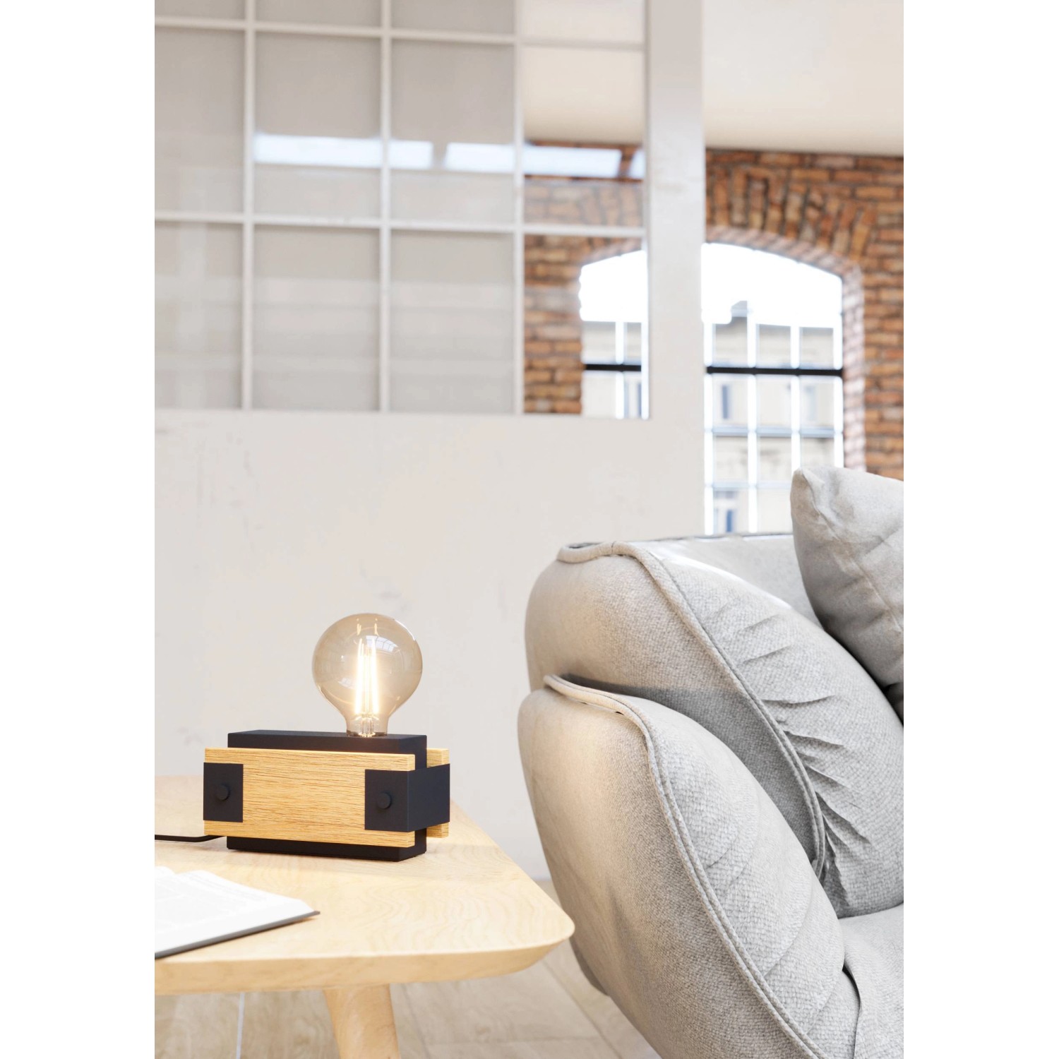 Eglo Design-Tischleuchte Layham in Braun-Schwarz, 1-flammig, aus Holz und Stahl, auf einem Tisch.