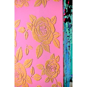 Wandgestaltung mit Marabu Relief Paste Gold: Rosa Wand mit goldenen Rosen Relief.