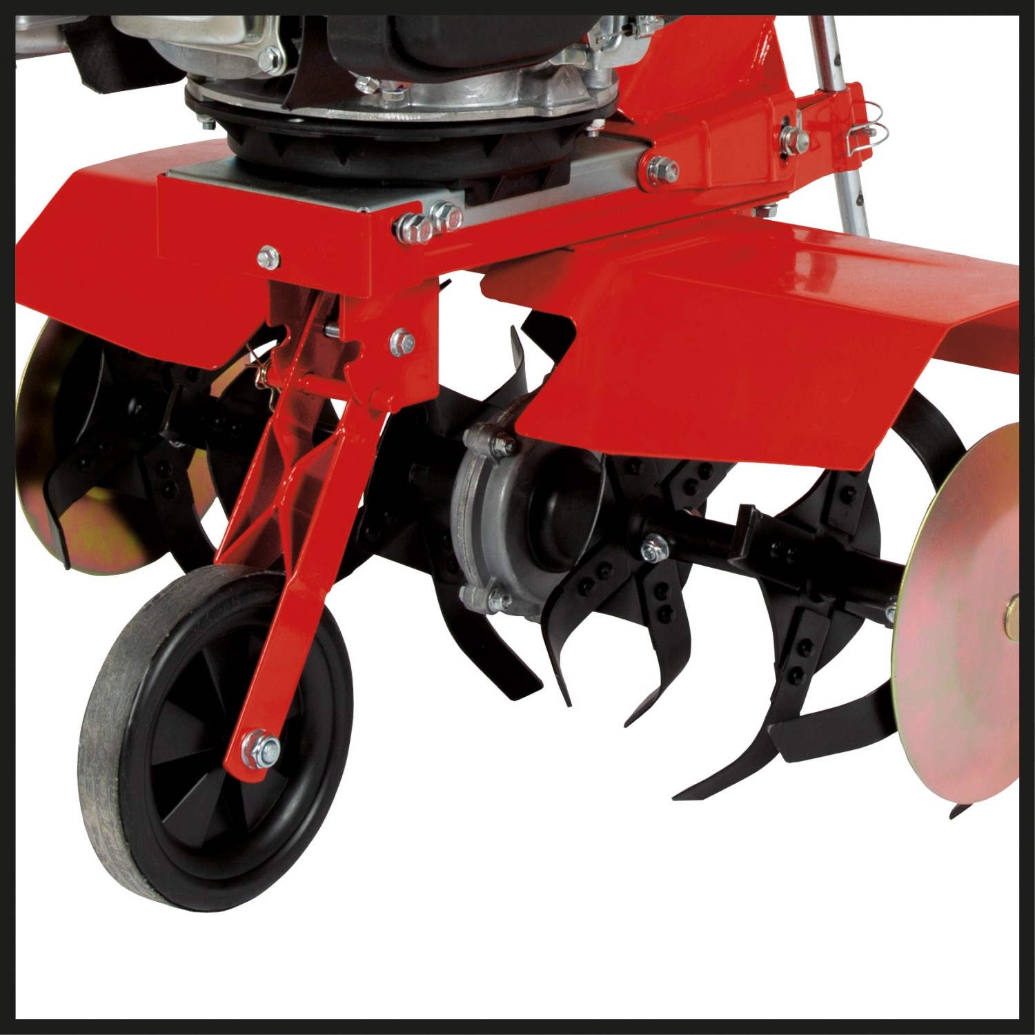 Detailaufnahme der Einhell GC-MT 2560 LD Benzin-Motorhacke mit Hackmessern und Führungsrad.