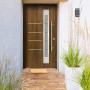 Moderne Splendoor Sicherheits-Haustür Berlin Prime RC2 in Nussbaum mit Glaseinsatz und Edelstahlgriff.