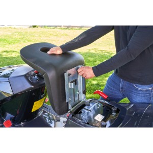 Al-Ko Rasentraktor Comfort 18-103.4 HD-A V2: Sitzmontage auf Rasentraktor im Garten.