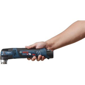 Bosch Professional Akku-Multicutter GOP 12V-28 in Hand, blau, mit Starlock-Schnittstelle.