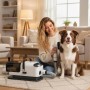 Frau bürstet Hund mit PawHut Pfotentrimmer. Das weiße Gerät für Hundefellpflege saugt Haare, der Hund ist entspannt.