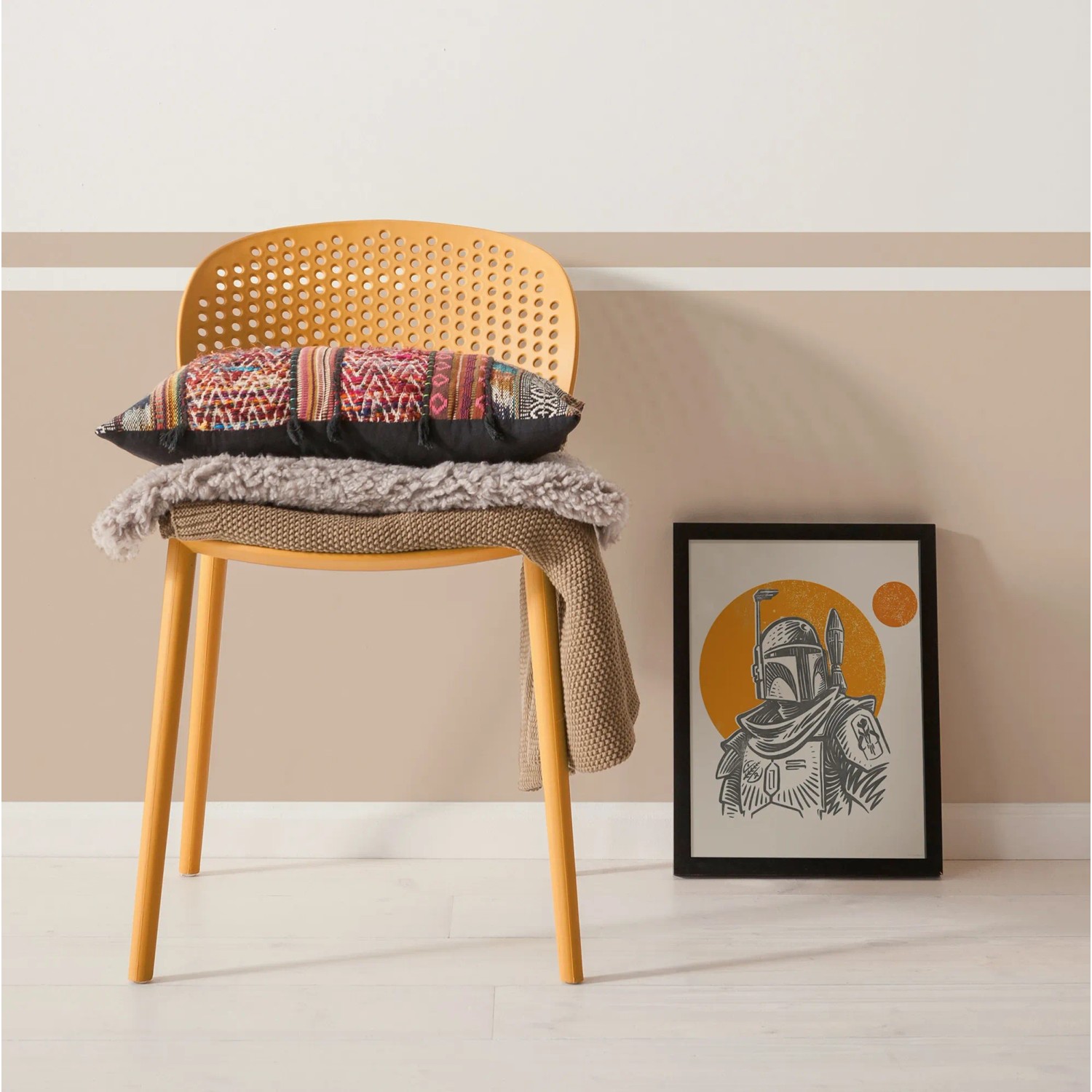 Wandbild Star Wars Boba Fett Illustration, 40x50 cm, beige, neben Stuhl mit Kissen.