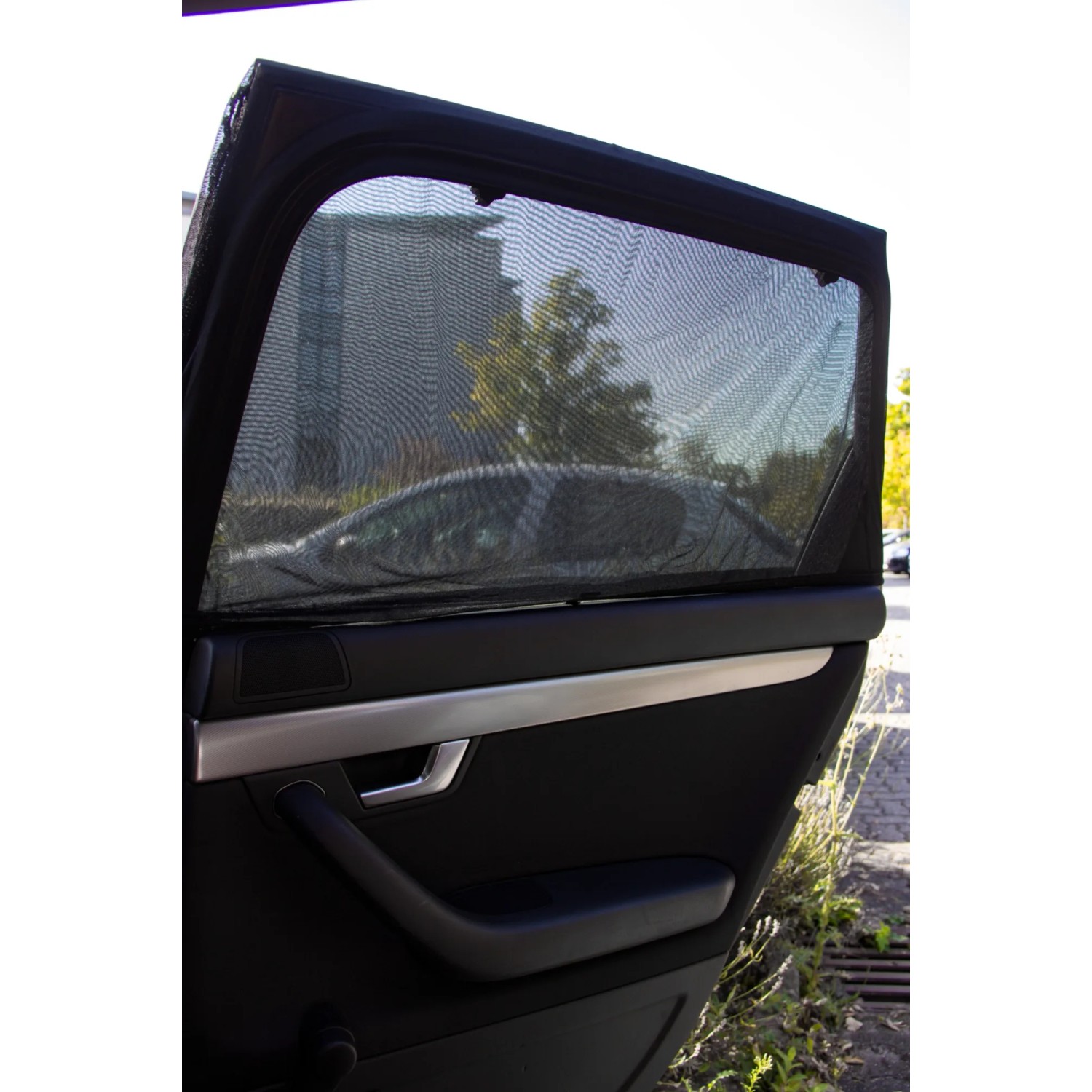 Cartrend Tür-Socke Sonnenschutz, 2 Stück, am Auto-Fensterrahmen befestigt.