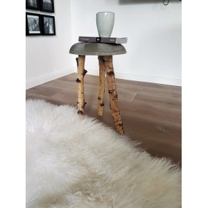 DIY Beistelltisch aus Ultrament Bastel Beton mit Holzfüßen und Deko.