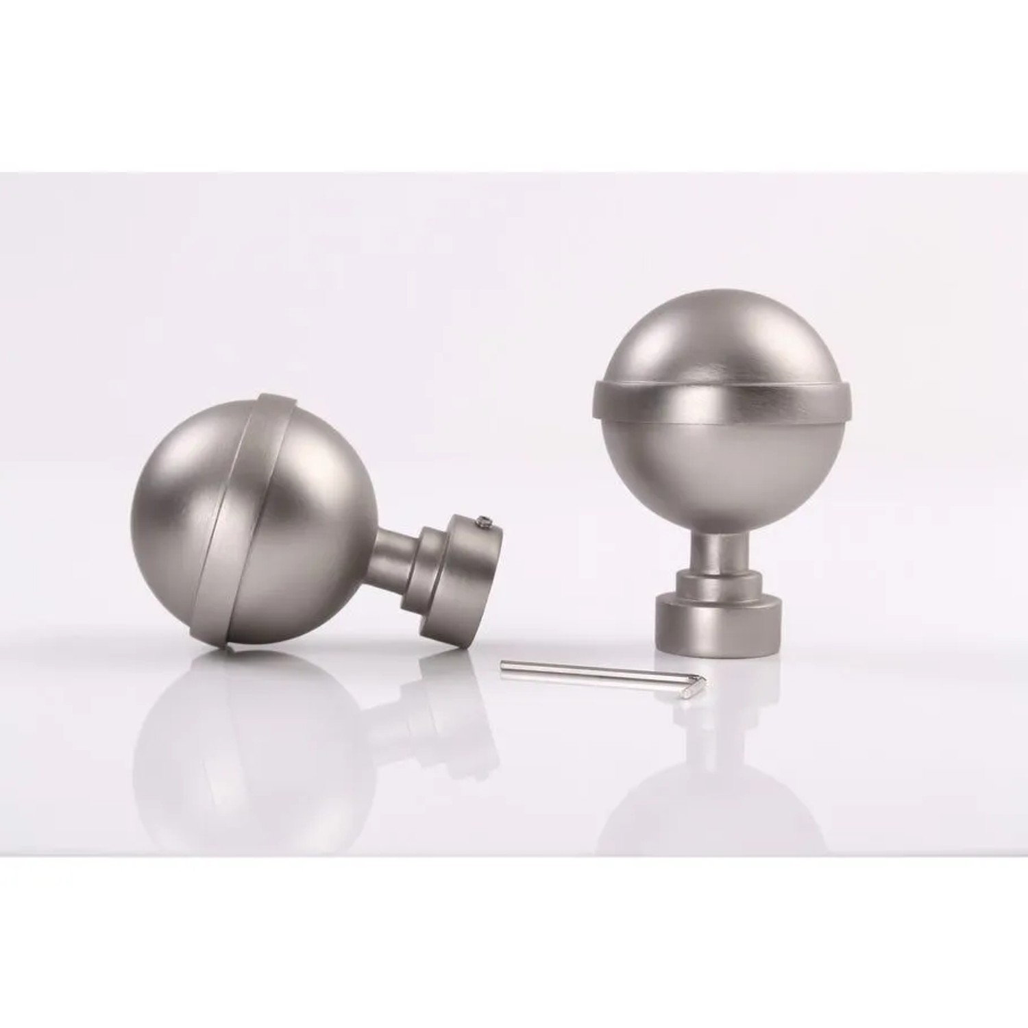 Zwei kugelförmige Gardinenstangen-Endstücke in Edelstahl-Optik, Ø 25mm, mit Inbusschlüssel. Modernes Dekoartikel.