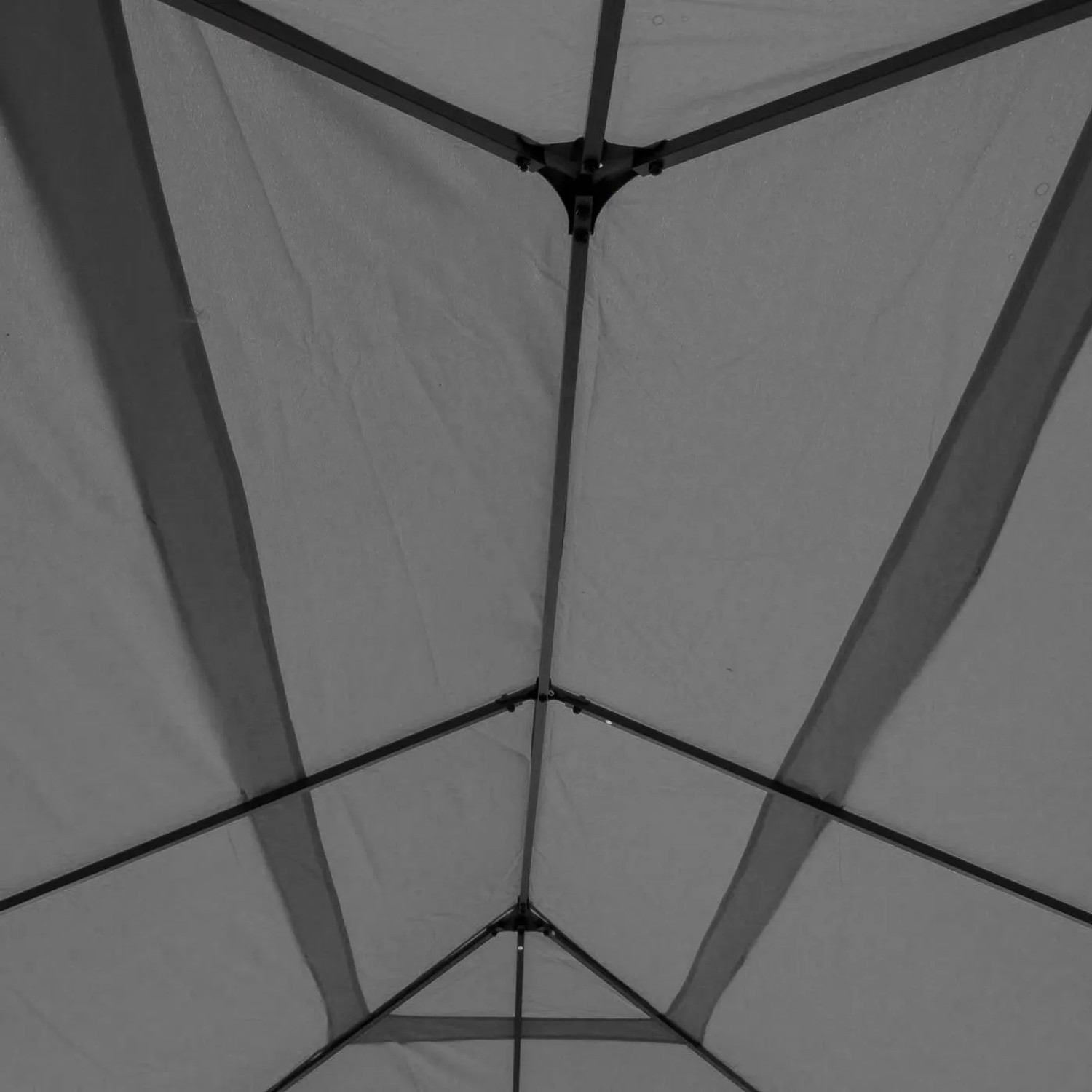 Innenansicht der grauen Pergola Calpe 5x3m mit Stahlgestell und Stoffdach.