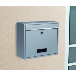 Moderner Basi Briefkasten BK 900 aus Edelstahl mit 2 Schlüsseln und Namensschild.