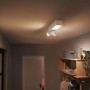 Weiße Philips Hue Centris LED-Deckenleuchte mit 2 Spots im Flur, warmweißes Licht.