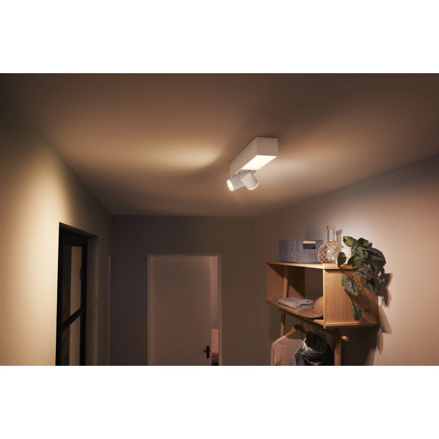 Weiße Philips Hue Centris LED-Deckenleuchte mit 2 Spots im Flur, warmweißes Licht.