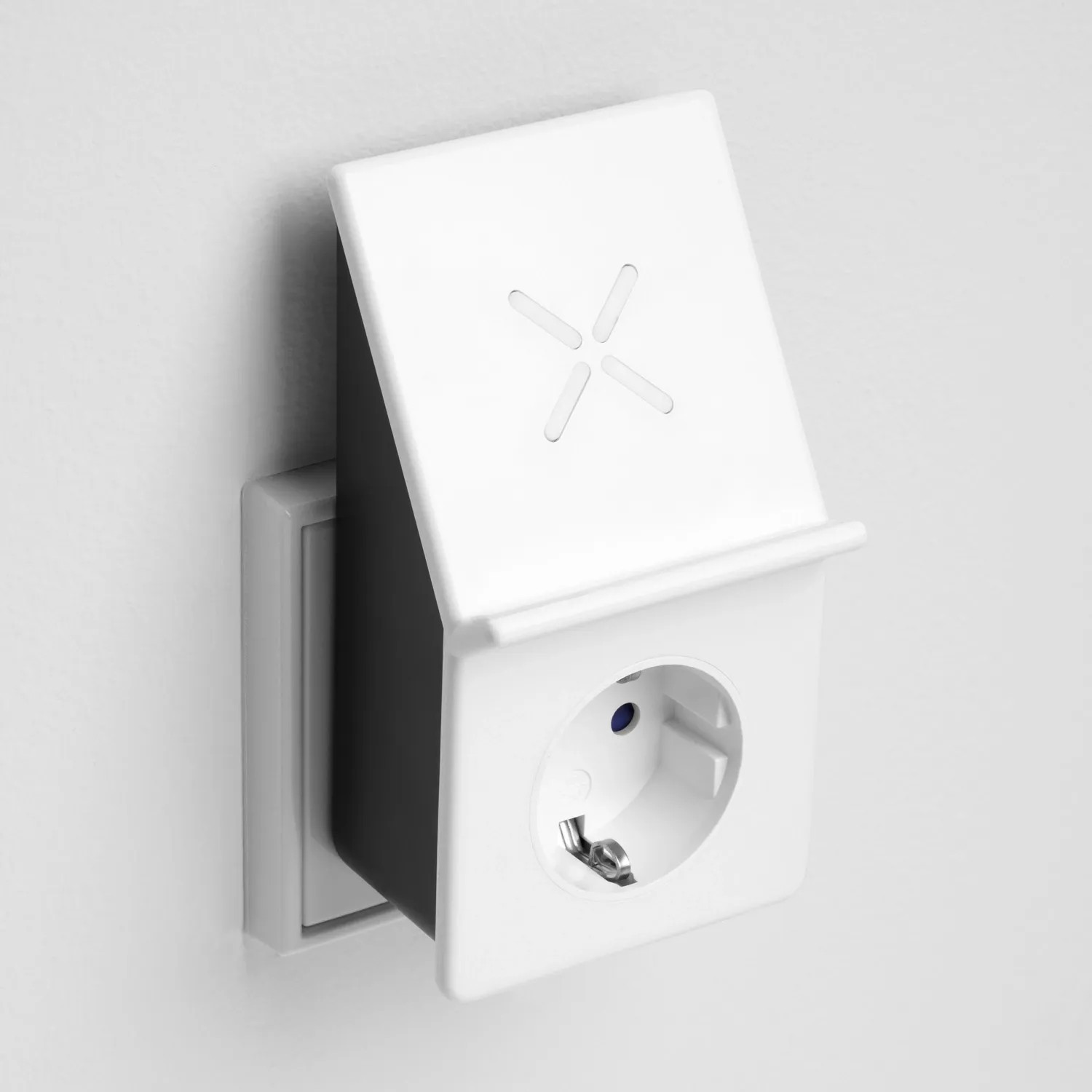 Weißes REV Ritter Induktions-Ladegerät mit Steckdose an der Wand.