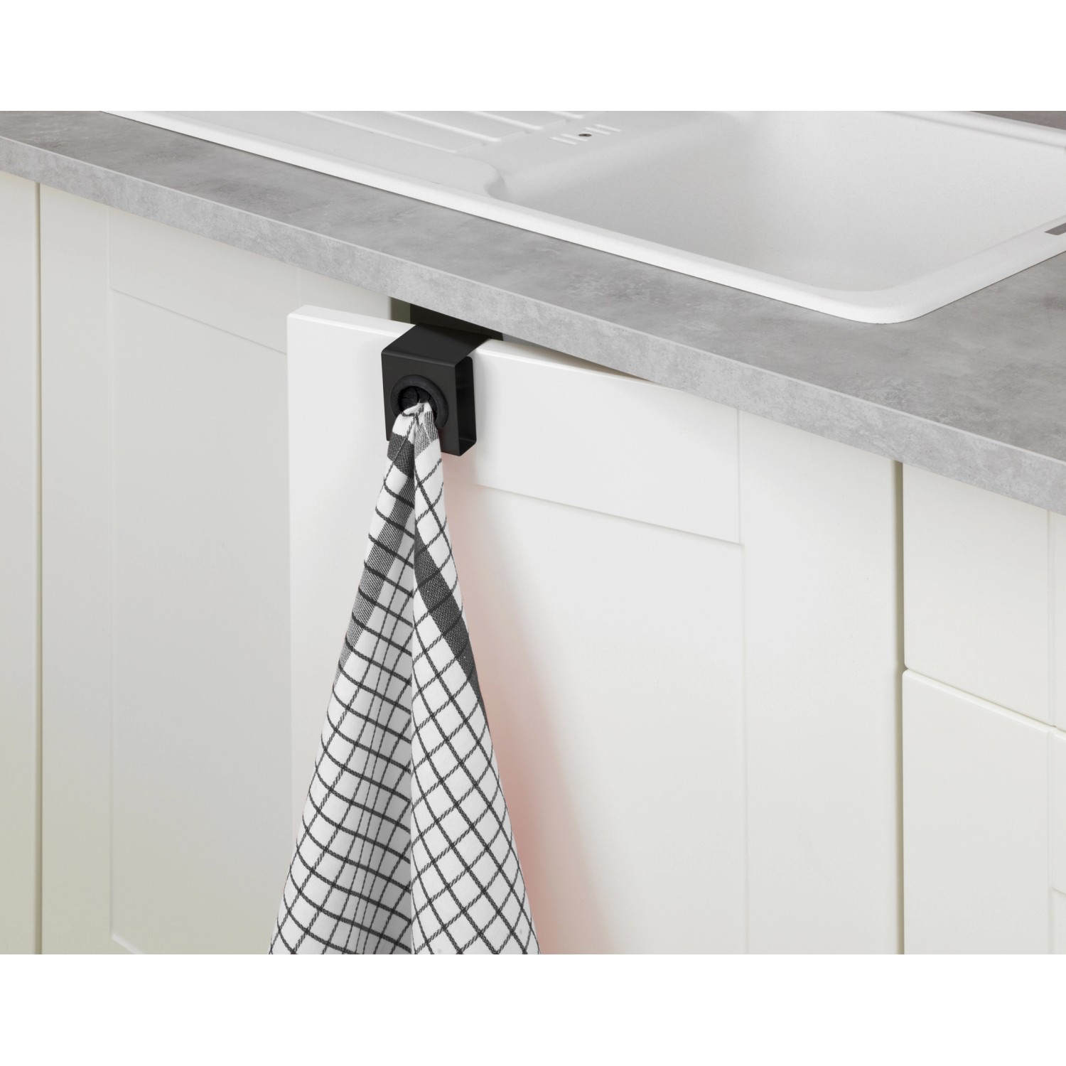 Wenko Haken Push, Edelstahl schwarz matt, mit Geschirrtuch an Küchentür.