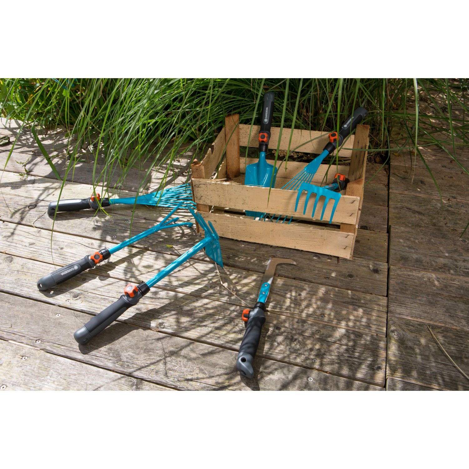 Gardena Combisystem: Drahthandfeger und weitere Gartengeräte im Set, ideal für Beetpflege und Bodenbearbeitung.