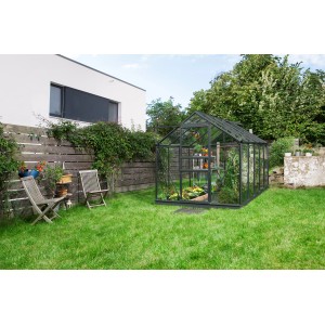 Schwarzes Vitavia Gewächshaus Venus 6200 ESG mit Zubehör im Garten.