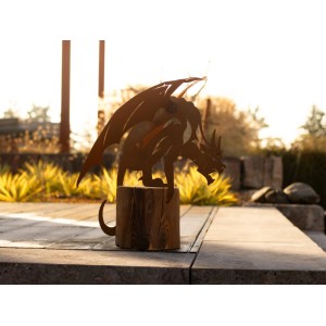 Ferrum Art Design Gargoyle Deko-Figur aus Metall auf Altholzbalken für den Garten.