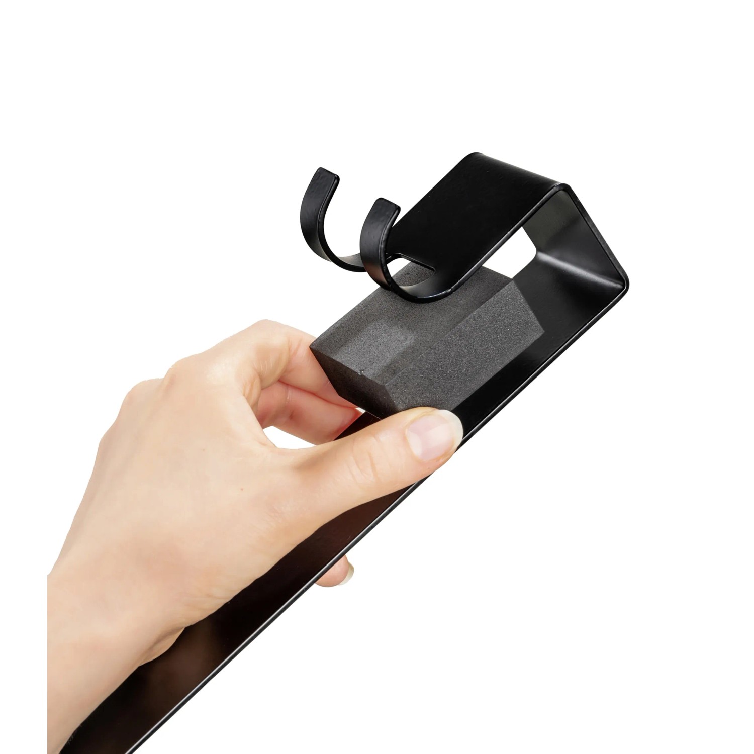 Detailaufnahme: Hand befestigt Schutz an Wenko Duschcaddy Bribano Duo, schwarz, für Duschkabine.