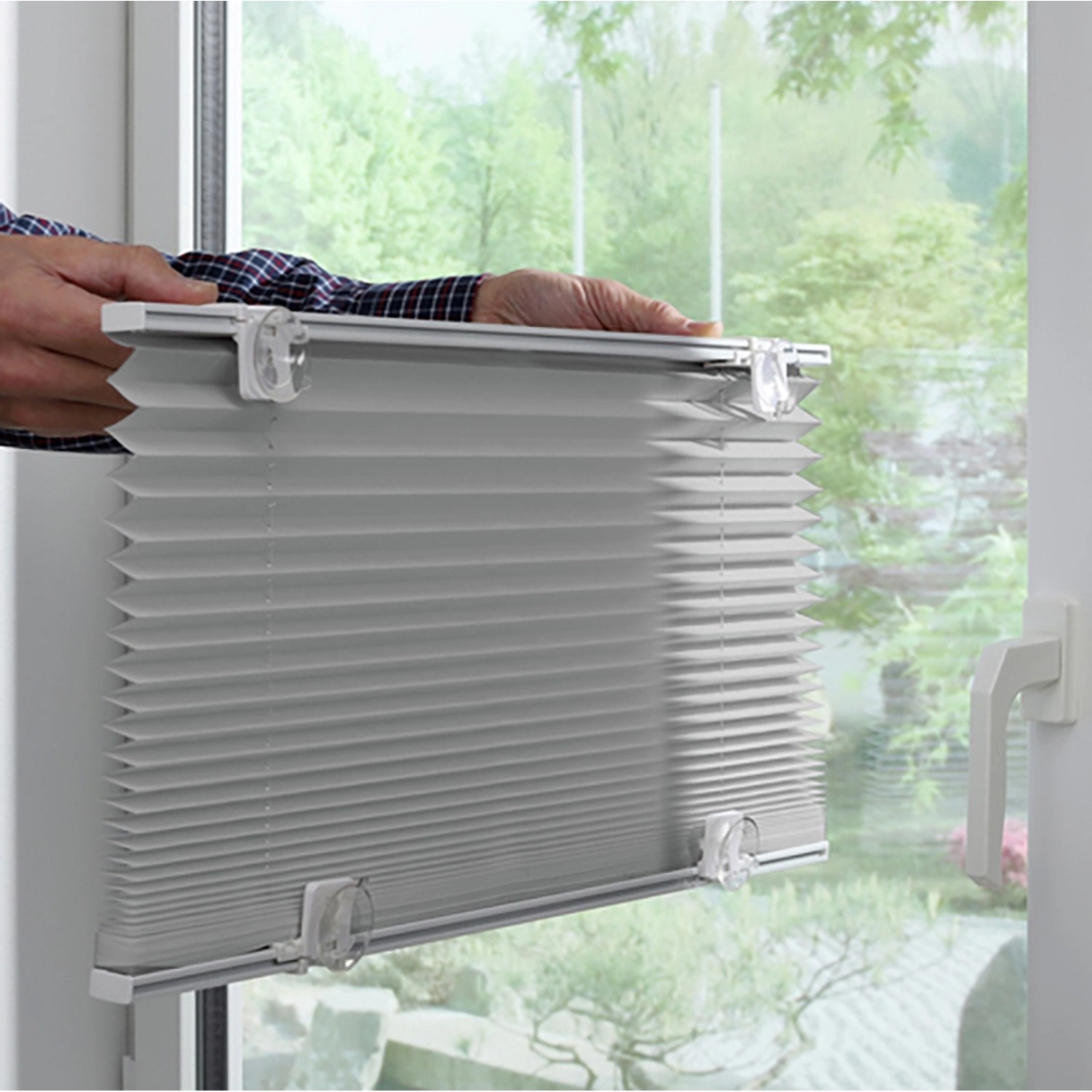 Graues Gardinia Plissee Solo, 100x130 cm, am Fenster befestigt.