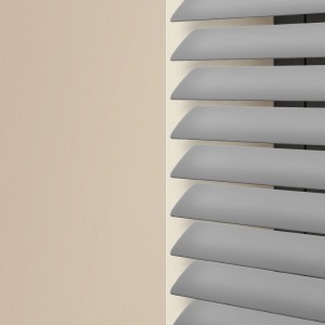 Silberne matte Alu Jalousie mit leicht geöffneten Lamellen für Fenster. Klemmfix-Sichtschutz von Sol Royal.