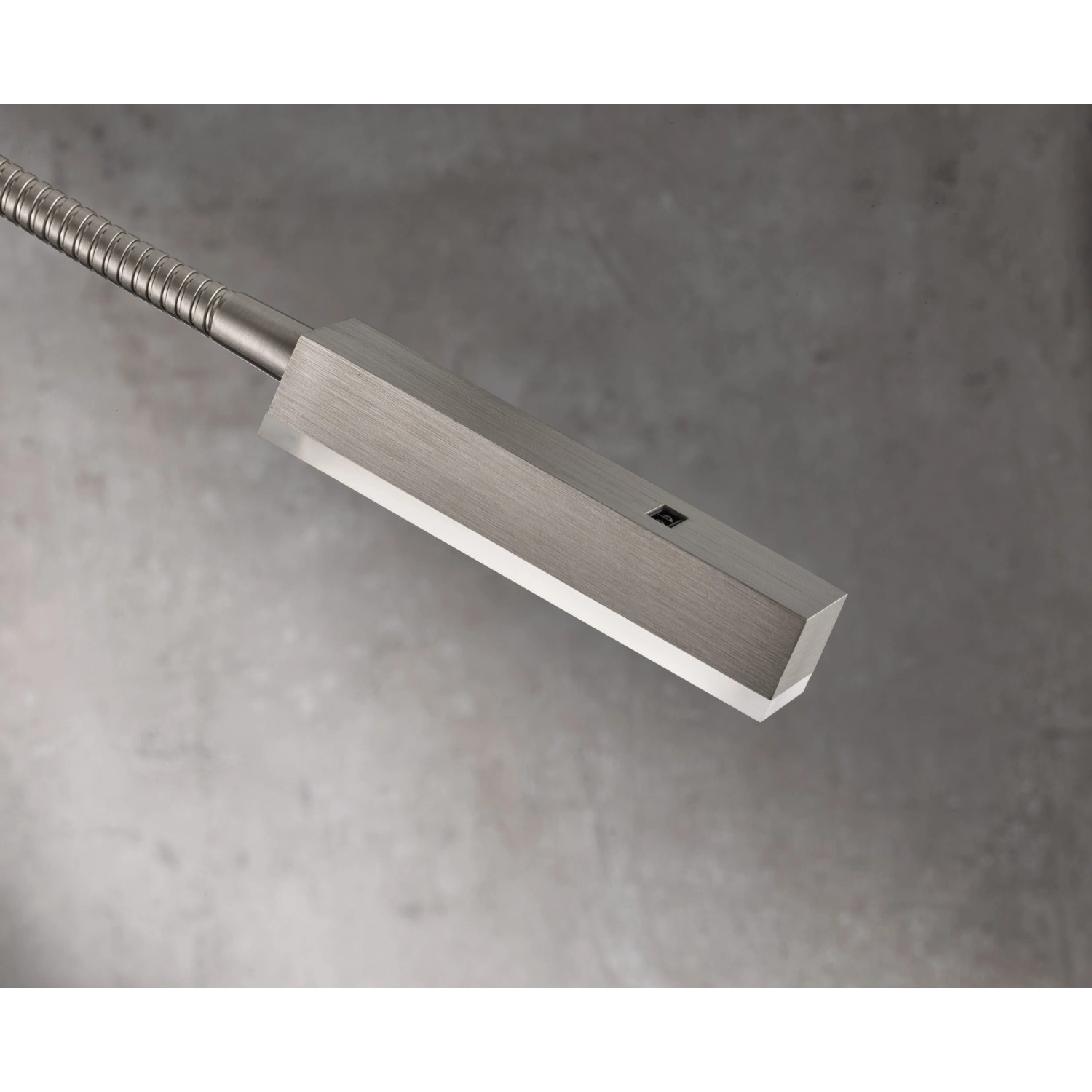 Nickelfarbene LED-Klemmleuchte Raik von Fischer & Honsel, höhenverstellbar und dimmbar.