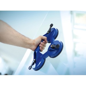 Hand hält blauen LUX Saugheber Classic 3-fach mit 80 kg Tragkraft an einer Glasscheibe.