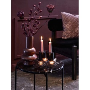 Dekostrauß Lilie Midnight Mystery in Lila-Schwarz in Vase, Kerzen und Teelichthalter auf Tisch.