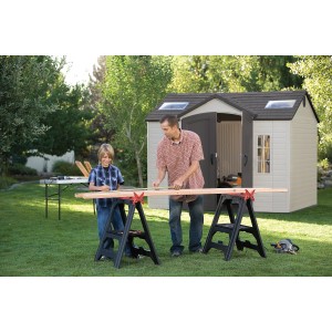 Lifetime Kunststoff-Gartenhaus Sky, 7,4 m², anthrazit-grau, mit zwei Personen beim Werkeln im Garten.