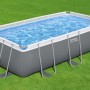 Rechteckiger Bestway Stahlrahmen-Pool Steel Pro Max Frame in Grau mit blauem Wasser auf grünem Rasen.