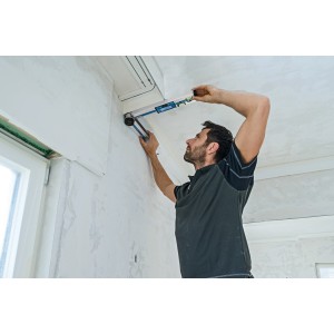 Bosch Professional GAM 220 digitaler Winkelmesser im Einsatz beim Messen eines Winkels an einer Wand.