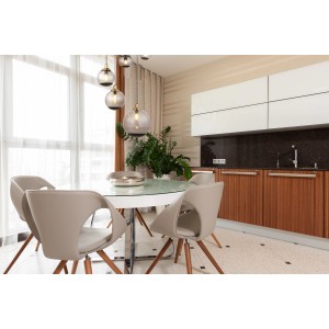 Moderne Globo Pendelleuchte, 7-flammig, schwarz matt mit rauchfarbenen Glasschirmen über Esstisch.