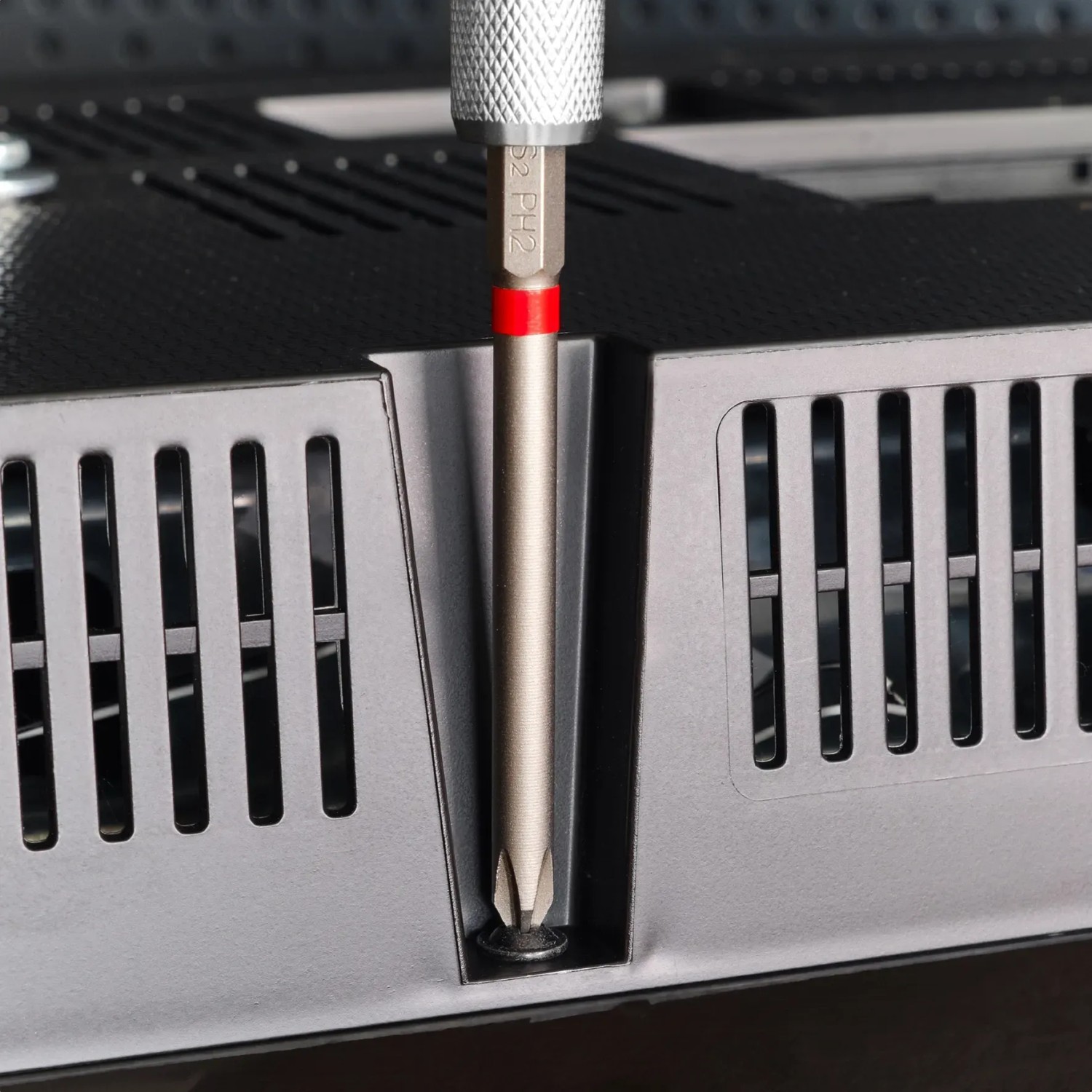 Einhell Bit-Set XS-Case: Schraubendreher mit Bit im Einsatz.