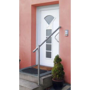Treba Eingangsgeländer-Set GE1, 150 cm, Edelstahl, Bodenmontage vor weißer Haustür.
