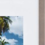 Holzbilderrahmen, grau, glatt, 18x24 cm. Bilderrahmen mit Foto von Palmen und blauem Himmel.